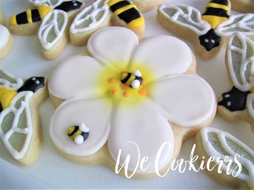 edible bees  Royal icing decorations, Decorator icing, Royal icing